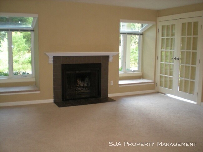 Building Photo - Cozy ground floor Condo in Redmond!