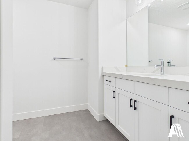 Building Photo - 447 E 650 N