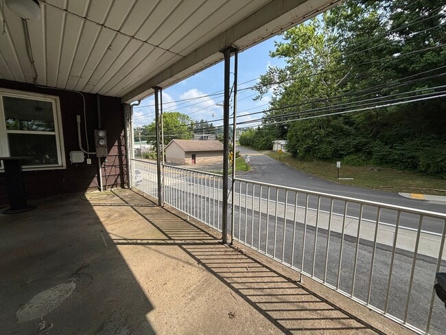 Building Photo - 3 Bed | 1 Bath | Private Patio | Unbeatable Value