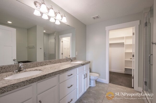 Building Photo - Stunning Townhome In Desirable Riverton Area