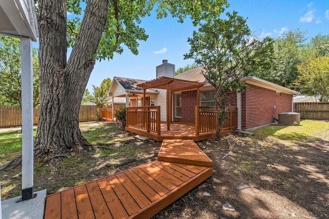 Building Photo - 351 Fantasy Ln