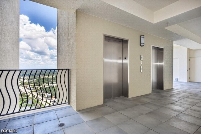 Building Photo - 3000 Oasis Grand Blvd