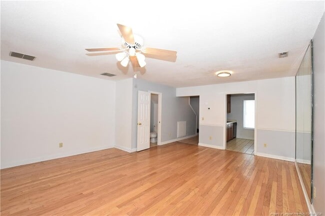 Building Photo - 400 N Steele St