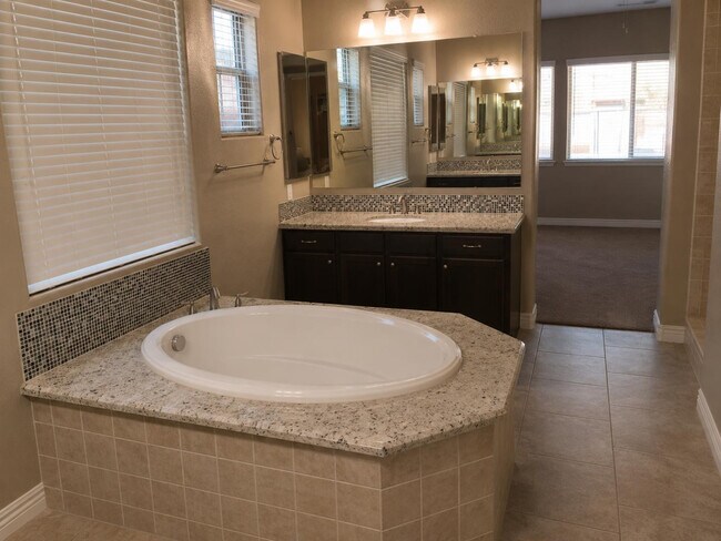 Building Photo - 1520 E Sagittarius Pl