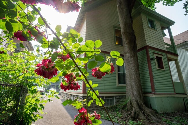 Building Photo - Spacious 3 Bedroom With Beautiful Front Po...