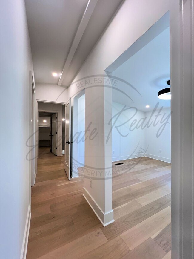 Building Photo - Modern Elegance in the Heart of Nashville ...