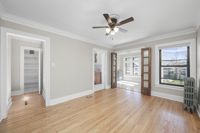 Building Photo - Massive (1255 SF)  2br/1ba in Oak Park's m...