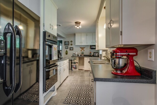 Building Photo - Crieve Hall Ranch with Studio