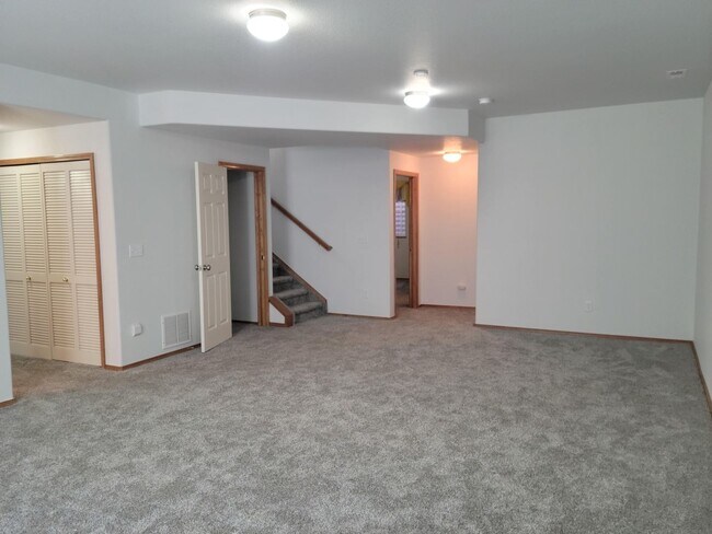 Building Photo - 5 Bed 3 Bath Ranch w/ AC - Available Now! ...