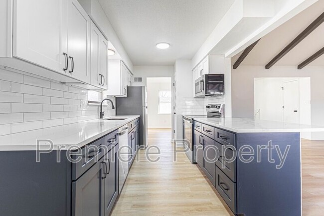 Building Photo - 705 NW Buckingham Pl