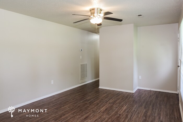 Building Photo - 2115 Fernbrook Dr NE