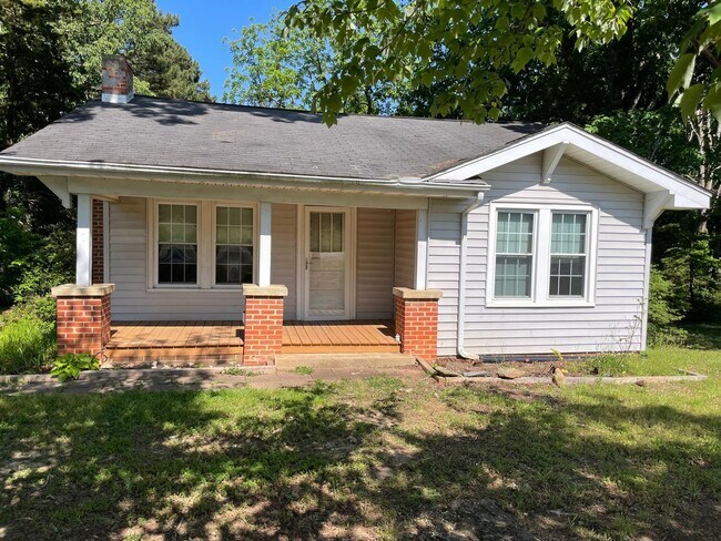 Building Photo - 2 BED, 1 BATH HOME LOCATED IN ASHEBORO OFF...