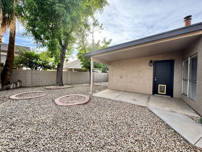 Building Photo - Great 3 bedroom 2 bath culdesac lot with f...