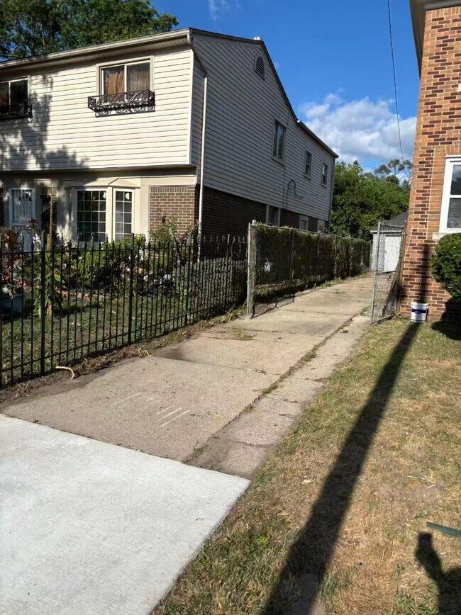 Building Photo - 17354 Griggs St