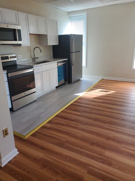 Building Photo - 610 N Milwaukee Ave