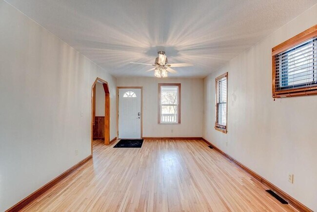 Building Photo - 6 bedroom 2 bathroom available 06/01/2026