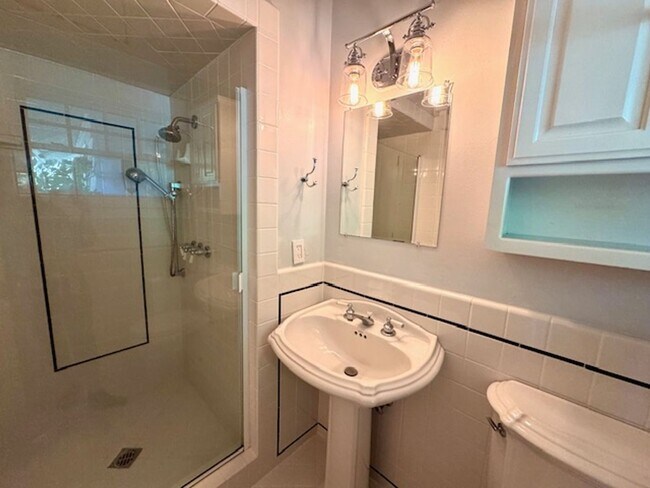 Building Photo - Gorgeous 5 bedroom, 4.5 bath, Westside Dan...