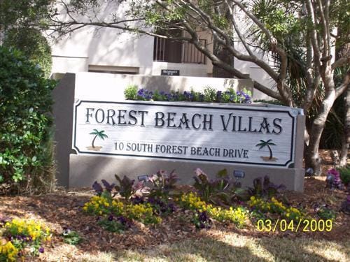 Building Photo - Forest Beach Villa - Walk to the Beach!