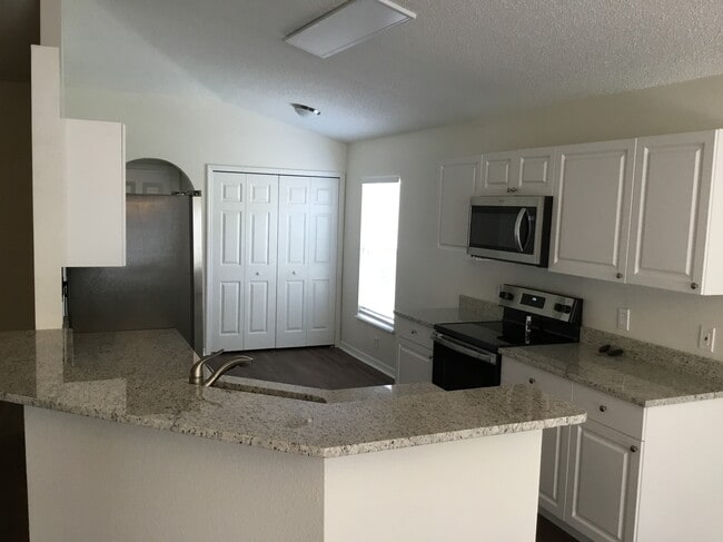 Building Photo - 914 Stallion Way