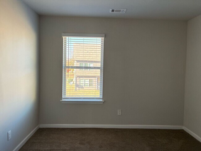 Building Photo - Lovely 3 bedroom 2 bath in Brookdale at Lo...