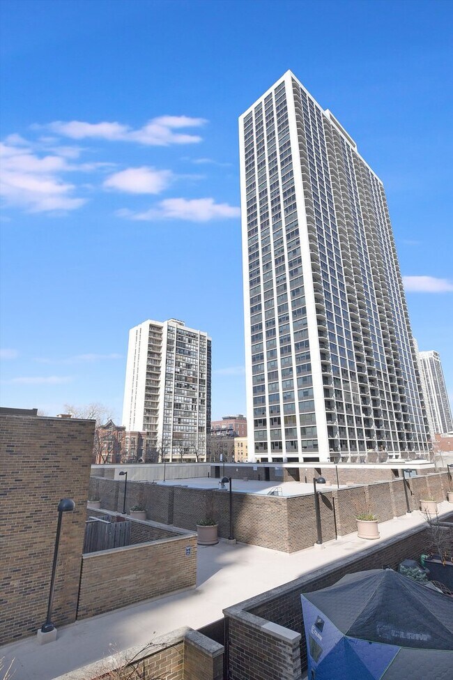 Building Photo - 1555 N Sandburg Terrace