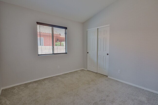 Building Photo - 4 Bedroom 2 Bathroom