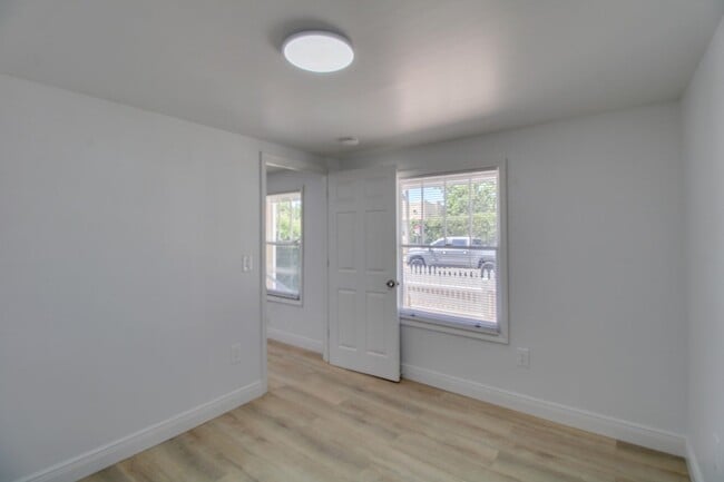 Building Photo - 236 N Oleander Ave