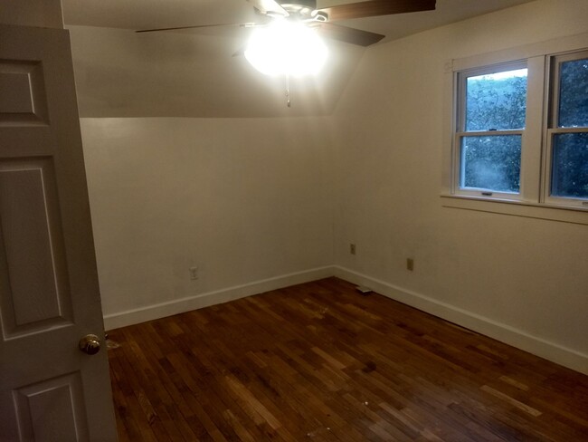 Building Photo - 6+ Bdrm Home Built 1895.  Close In.  With ...