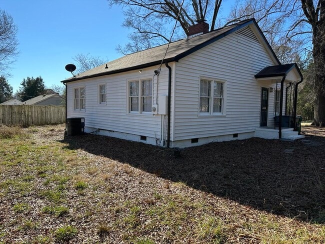 Building Photo - 1827 McLean Rd