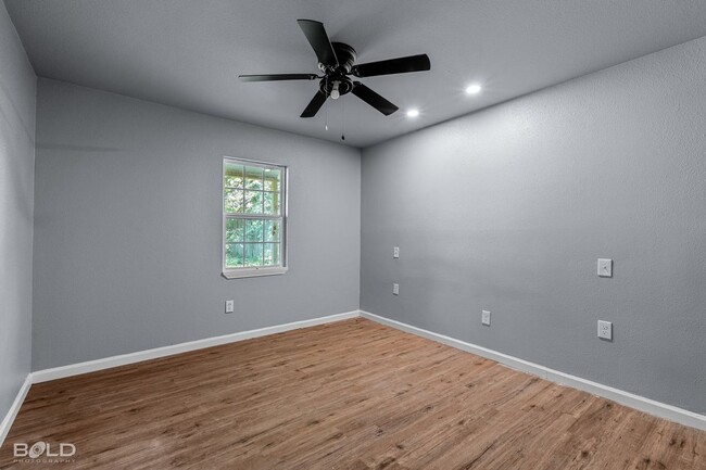 Building Photo - 9419 Normandie-