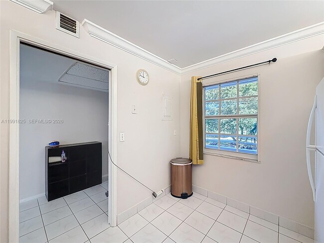 Building Photo - 605 Oaks Dr