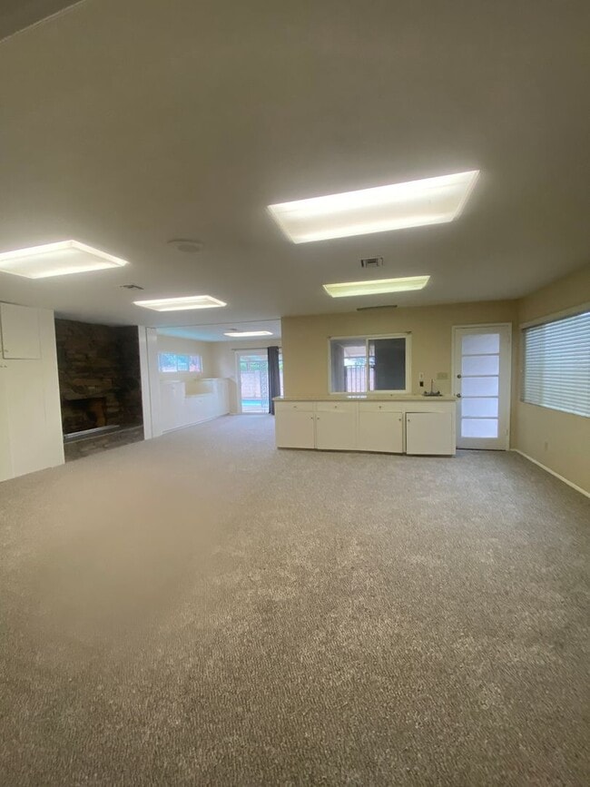 Building Photo - Pool Home in Orange for Lease