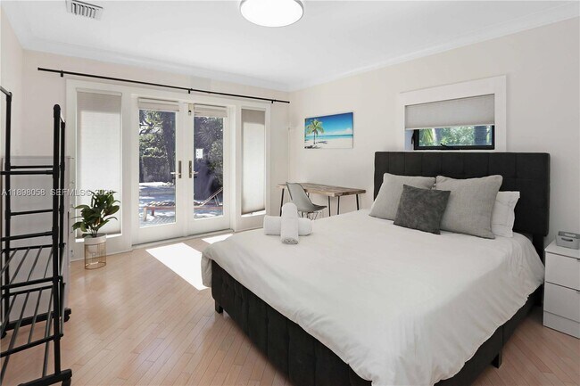 Building Photo - 1410 Polk St