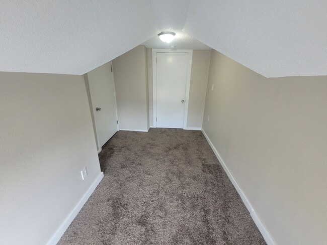 Building Photo - 6 Bedroom Home with large yard, washer/dry...