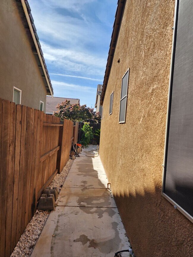 Building Photo - 5 Bedroom 3 Bathroom with 3 car Garage in the Sylvan School District