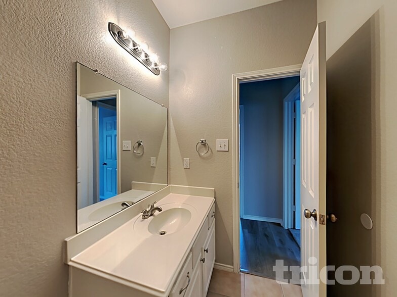 Building Photo - 2809 Thistlewood Dr