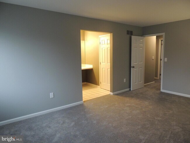 Building Photo - 404 Pinebrooke Cir