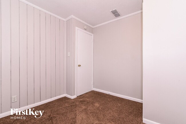 Building Photo - 6616 Oakview Dr N