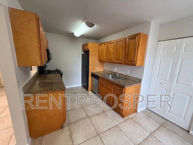 Building Photo - 4031 Versailles Dr