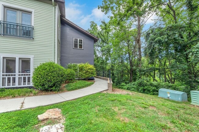 Building Photo - Charming 2BR Condo in Asheville