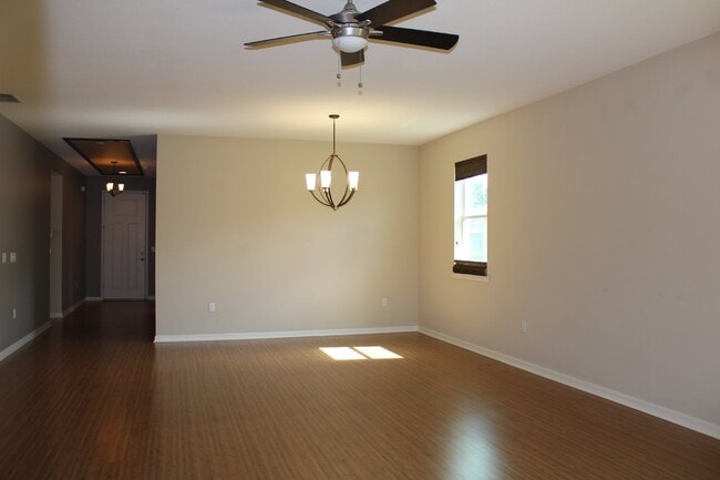 Building Photo - "Stunning 3 Bed/2 Bath Home with Lake View...