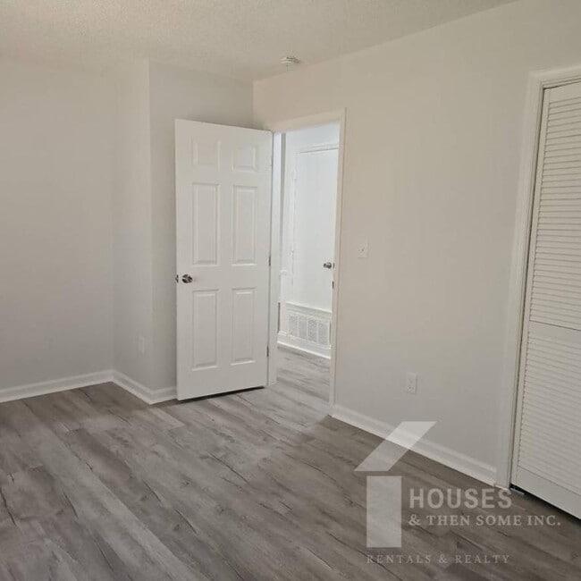 Building Photo - 10 River Ct