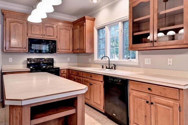 Building Photo - Updated & Spacious Home in Wythe Creek Farms