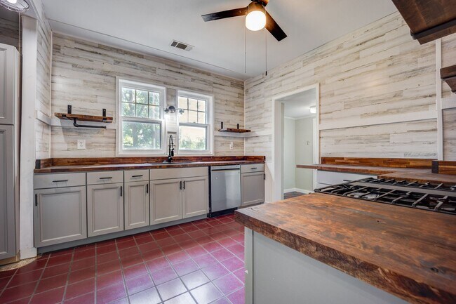 Building Photo - Freshly Updated 3 Bedroom House
