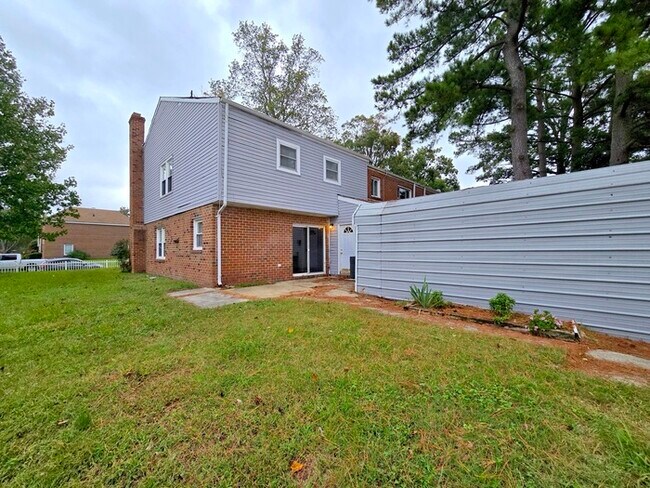 Building Photo - SPACIOUS 4 BED/2.5 TOWNHOME IN GREAT NECK!...