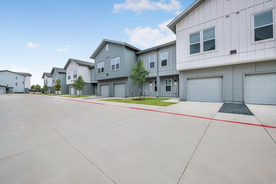 Building Photo - Alta Westinghouse Townhomes