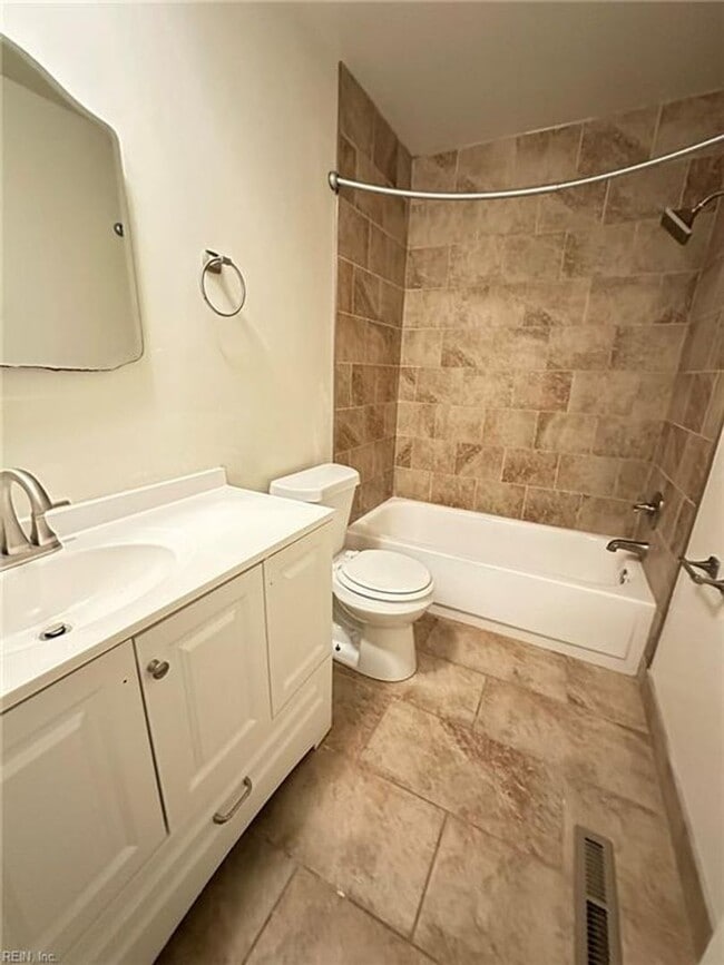 Building Photo - Courthouse Green