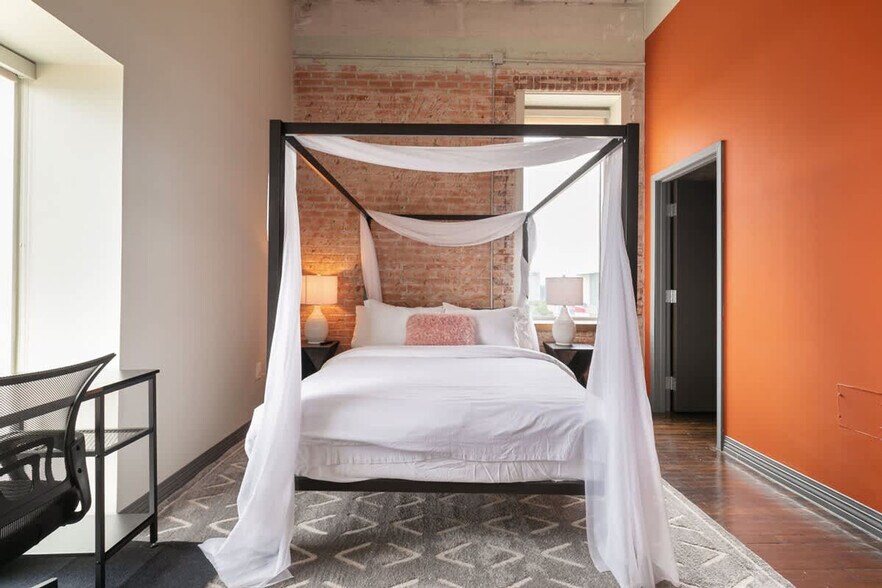 Building Photo - 500 S Ervay St