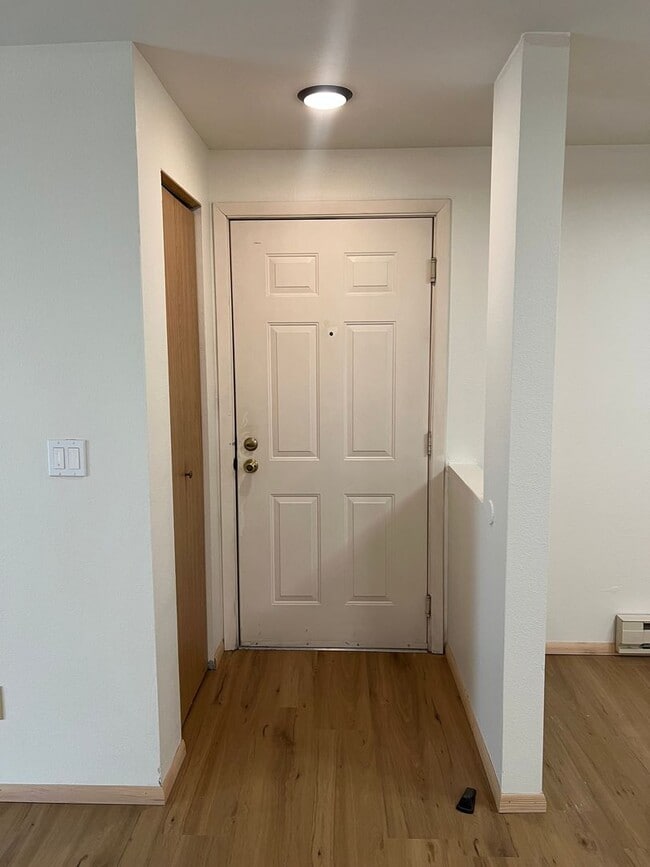 Building Photo - Beautifully Maintained condo Renton!