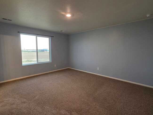 Building Photo - MASSIVE 5 Bedroom Home In Bennett!